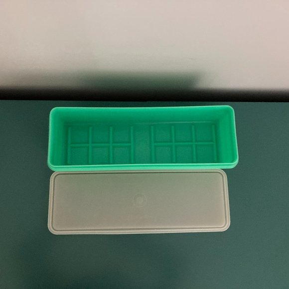 Tupperware Set of Two Containers Celery Crisper & Bread Keeper - Picture 8 of 10